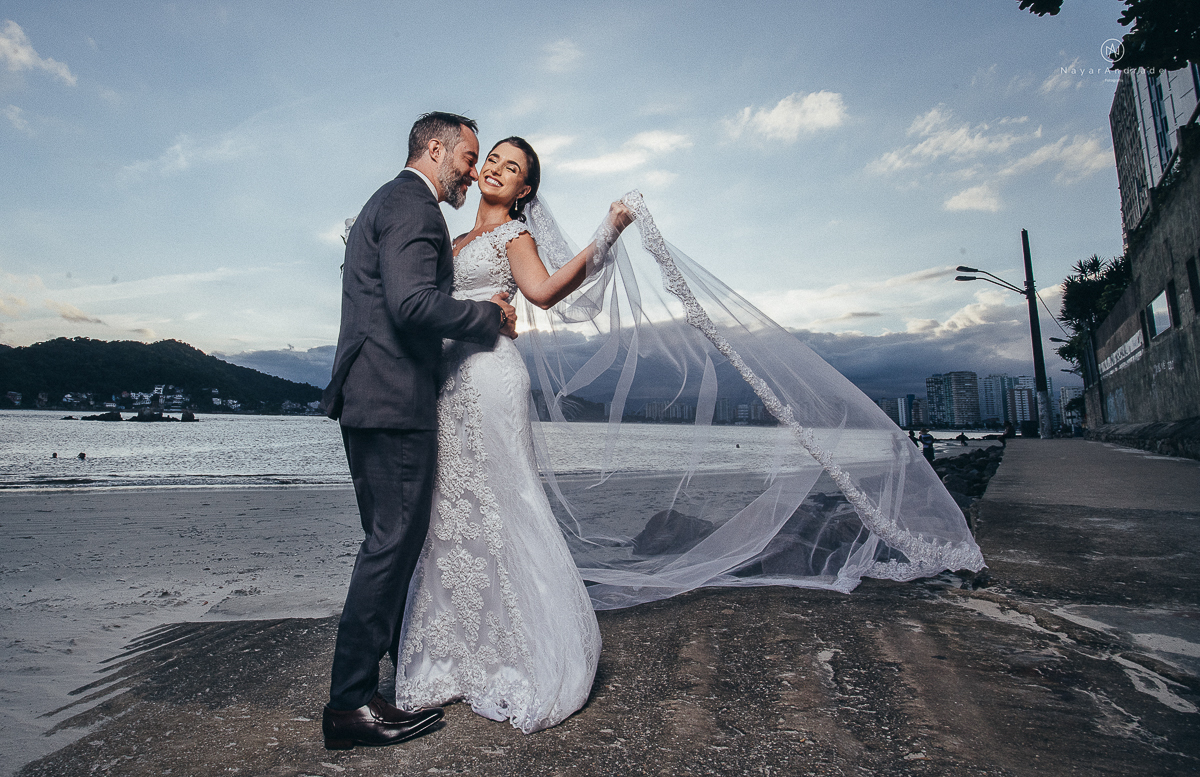 fotos externas feitas em sao vicente santos na subida do ilha porchat com o por do sol casal vestidos de noivo na praia