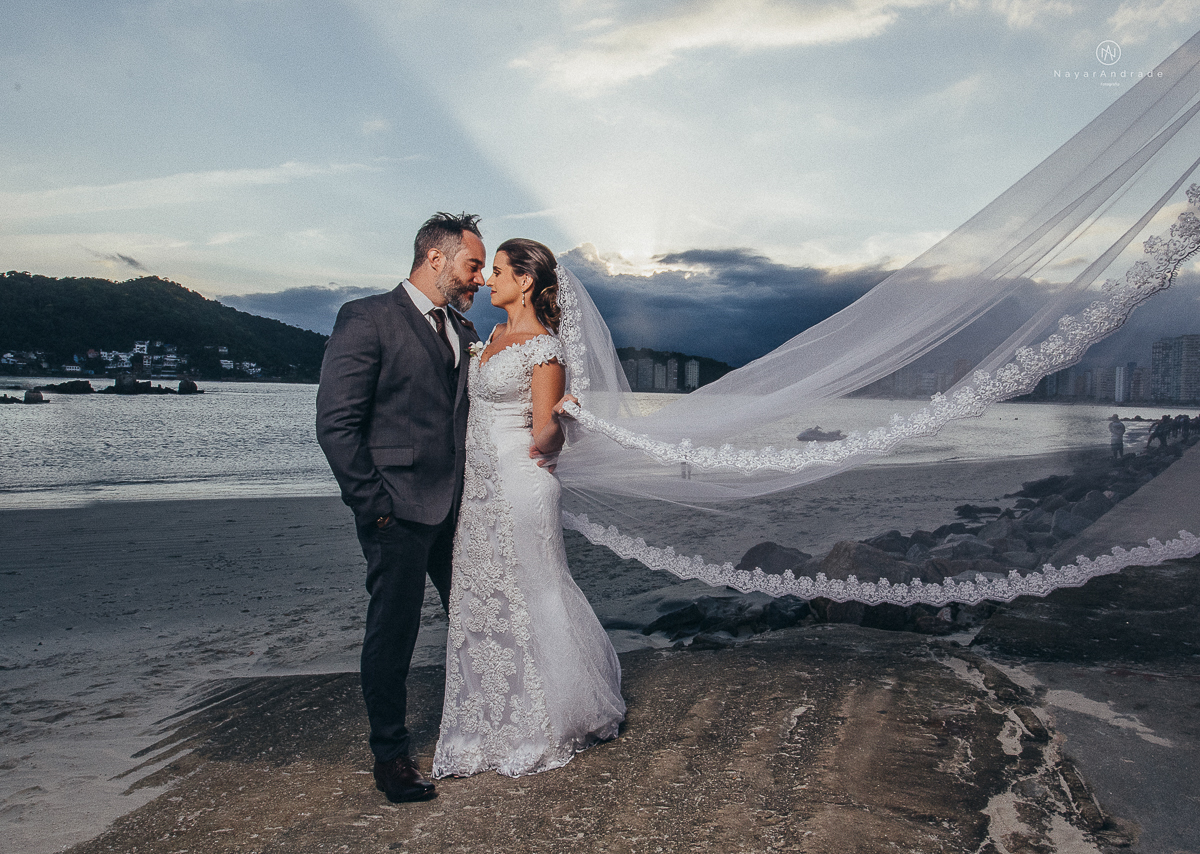 fotos externas feitas em sao vicente santos na subida do ilha porchat com o por do sol casal vestidos de noivo na praia