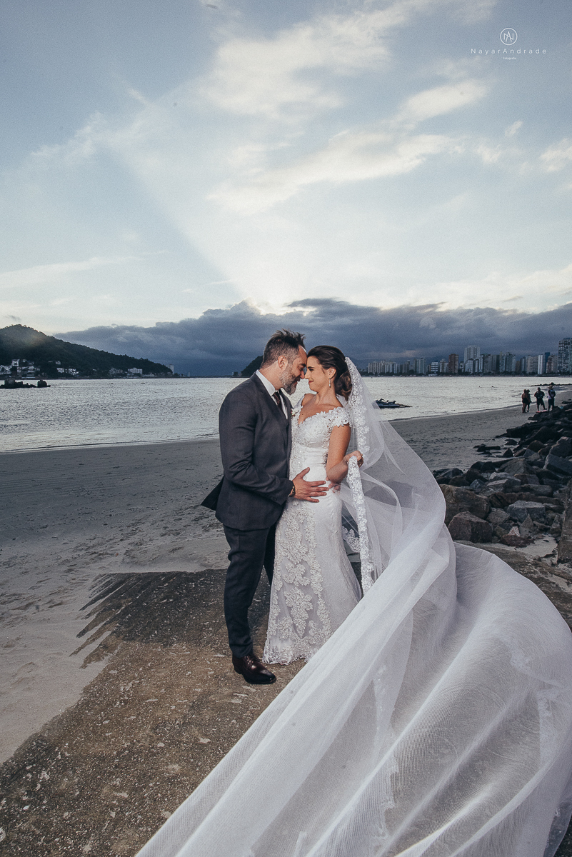 fotos externas feitas em sao vicente santos na subida do ilha porchat com o por do sol casal vestidos de noivo na praia