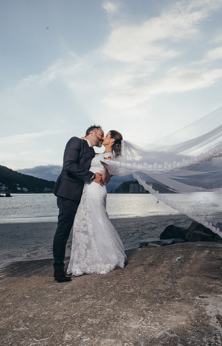 fotos externas feitas em sao vicente santos na subida do ilha porchat com o por do sol casal vestidos de noivo na praia