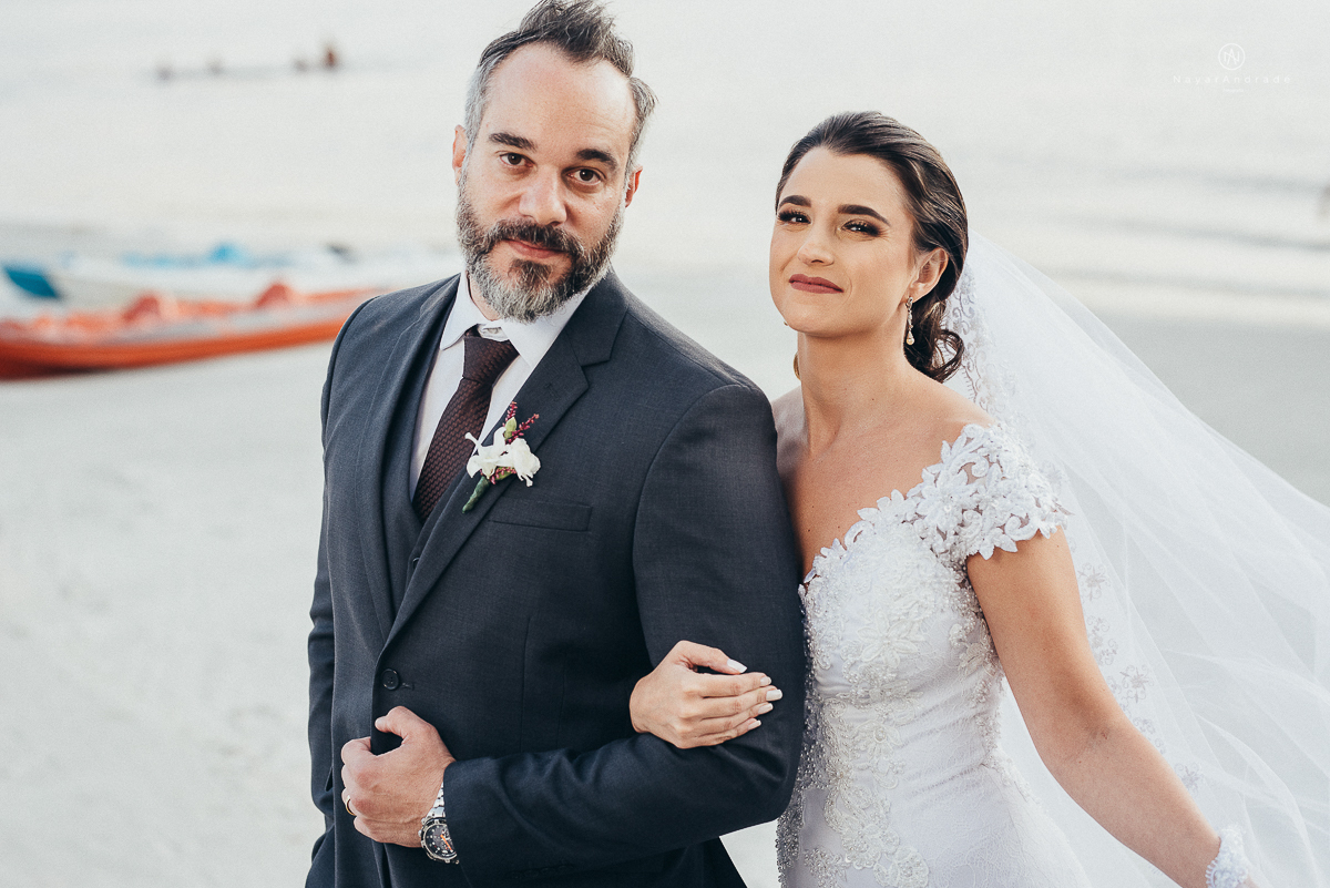 fotos externas feitas em sao vicente santos na subida do ilha porchat com o por do sol casal vestidos de noivo na praia