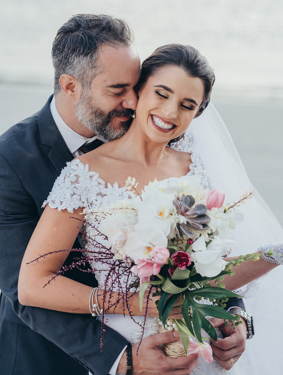fotos externas feitas em sao vicente santos na subida do ilha porchat com o por do sol casal vestidos de noivo na praia