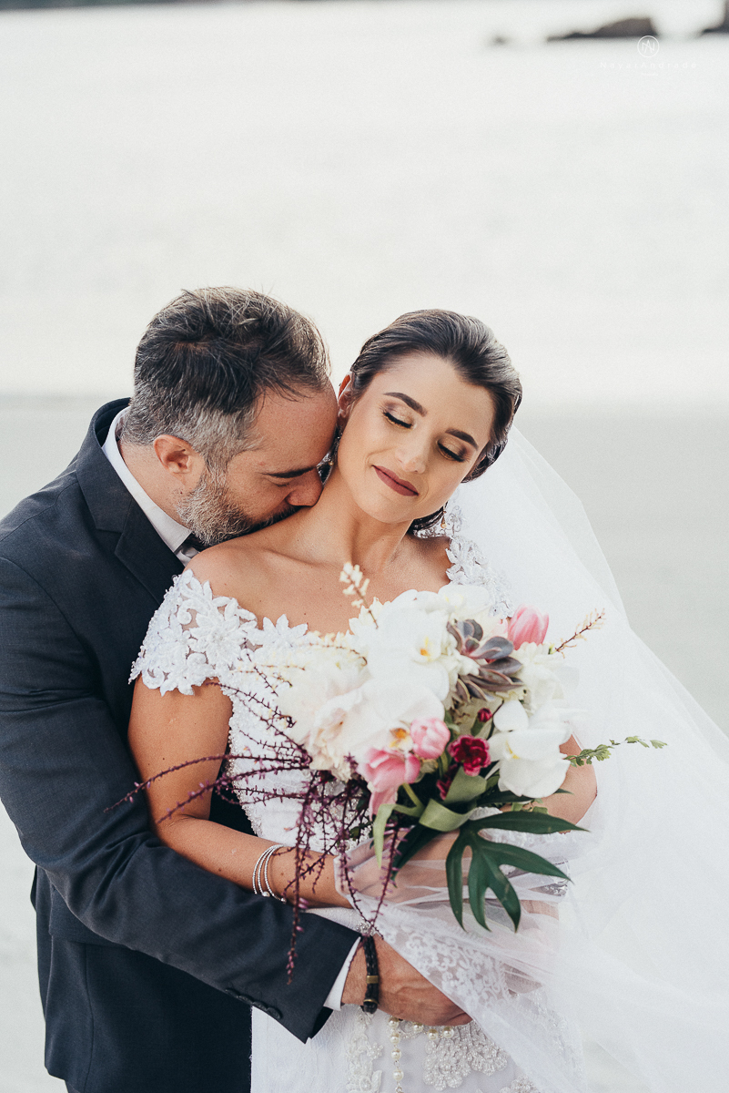 fotos externas feitas em sao vicente santos na subida do ilha porchat com o por do sol casal vestidos de noivo na praia