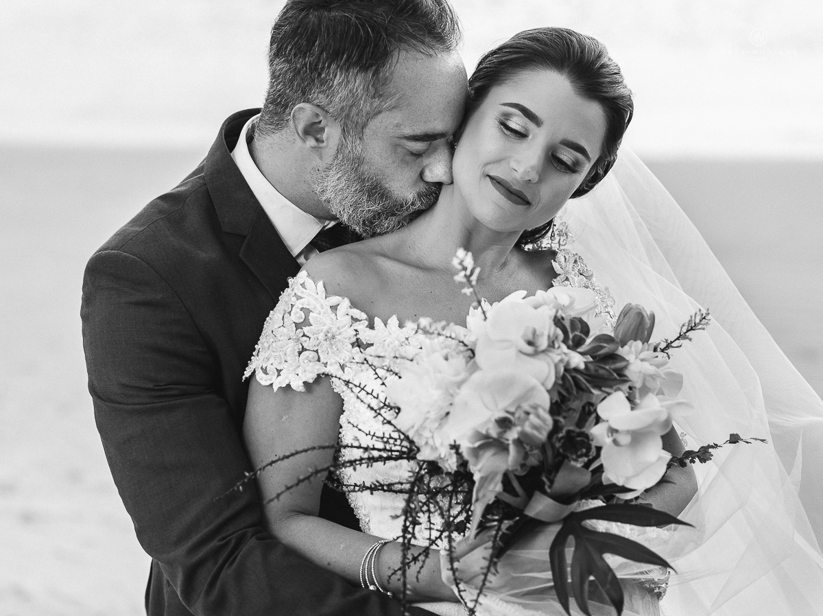 fotos externas feitas em sao vicente santos na subida do ilha porchat com o por do sol casal vestidos de noivo na praia