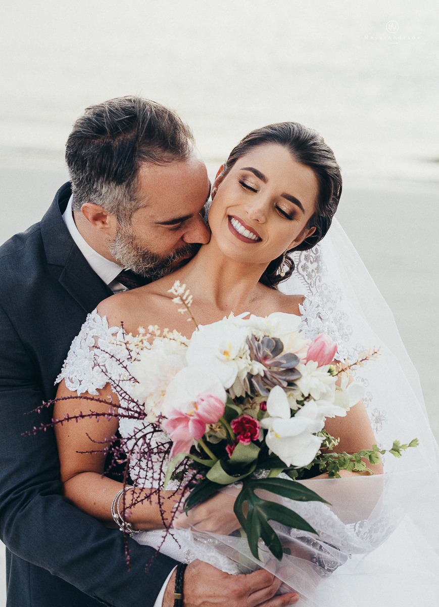 fotos externas feitas em sao vicente santos na subida do ilha porchat com o por do sol casal vestidos de noivo na praia