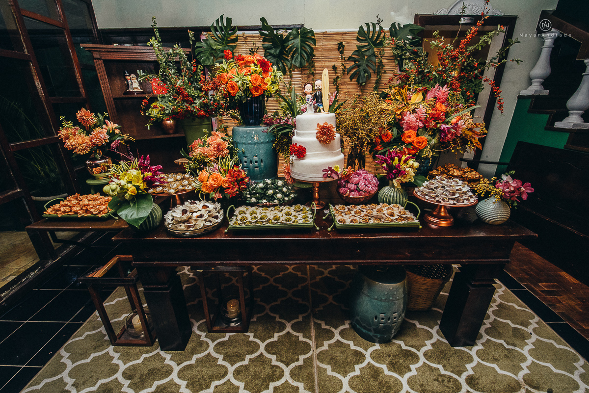 foto de decoracao no salao mansao da ilha em sao vicente flores tropicais coloridas e rustico