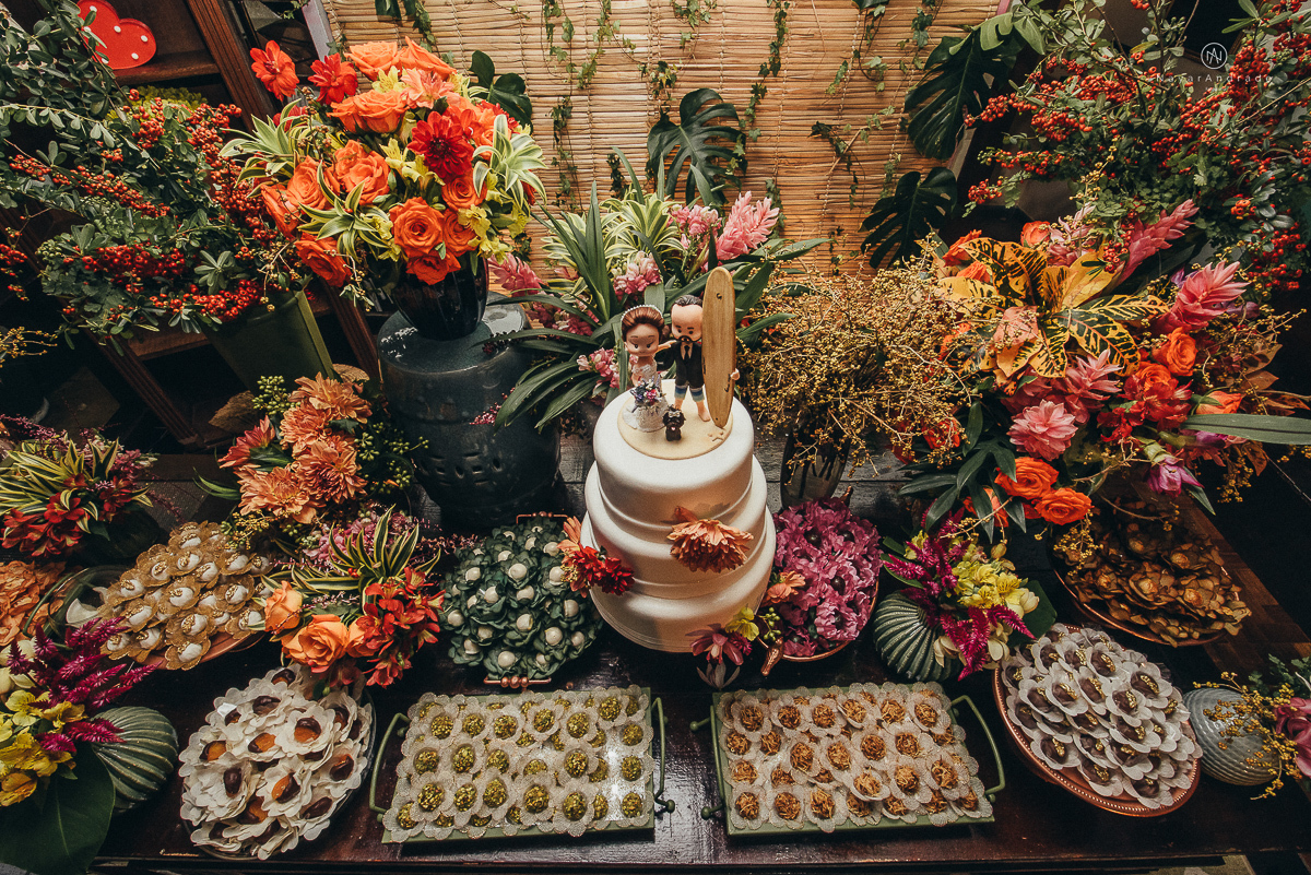 foto de decoracao no salao mansao da ilha em sao vicente flores tropicais coloridas e rustico