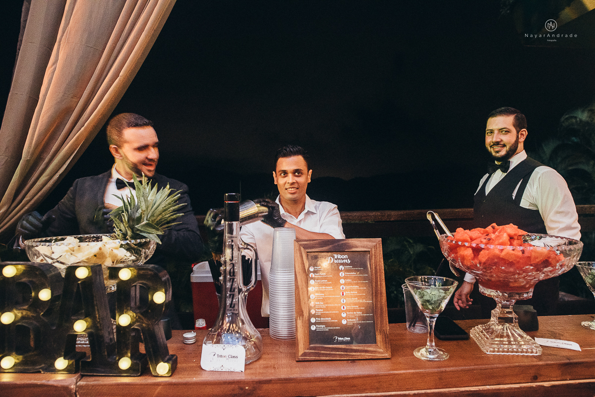 foto de decoracao no salao mansao da ilha em sao vicente flores tropicais coloridas e rustico