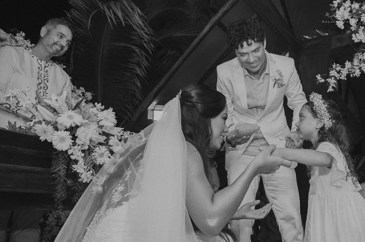 cerimonia de casamento do cantor Jorge Vercillo e Martha Suarez em Salvador bahia casamento na praia de itapua no resort catussaba pelas lentes de nayara andrade fotografia