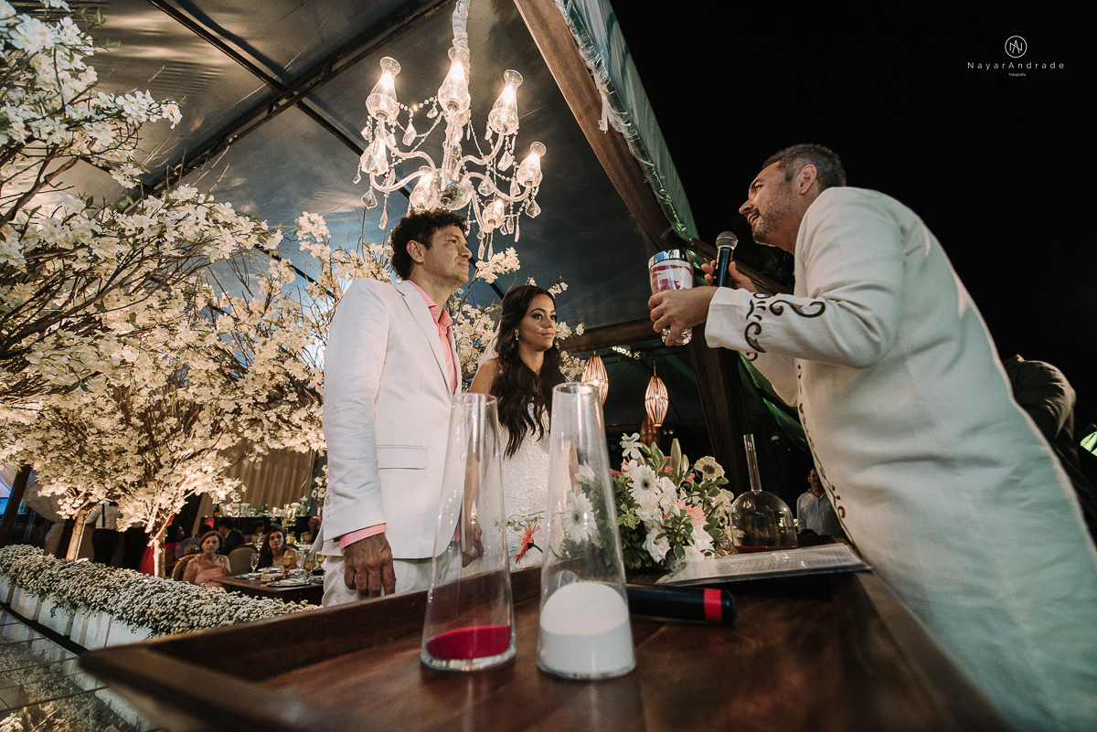 cerimonia de casamento do cantor Jorge Vercillo e Martha Suarez em Salvador bahia casamento na praia de itapua no resort catussaba pelas lentes de nayara andrade fotografia