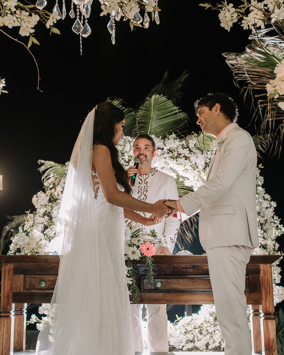 cerimonia de casamento do cantor Jorge Vercillo e Martha Suarez em Salvador bahia casamento na praia de itapua no resort catussaba pelas lentes de nayara andrade fotografia