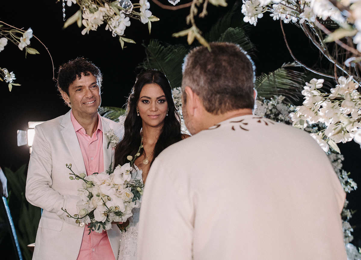 cerimonia de casamento do cantor Jorge Vercillo e Martha Suarez em Salvador bahia casamento na praia de itapua no resort catussaba pelas lentes de nayara andrade fotografia