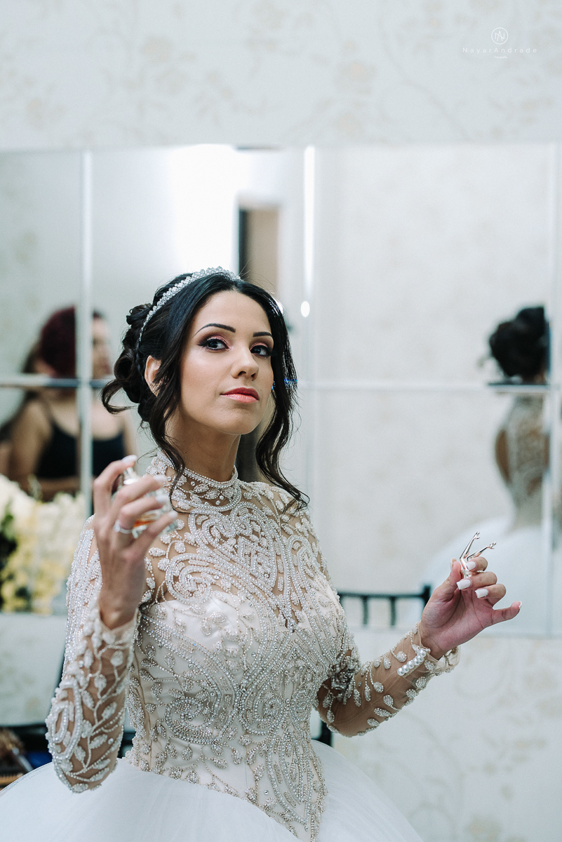 foto da noiva se arrumando no making of de casamento no castelo