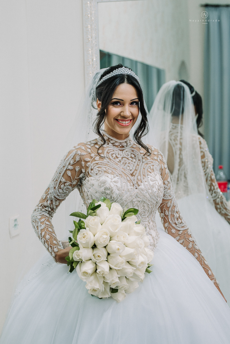 foto da noiva se arrumando no making of de casamento no castelo