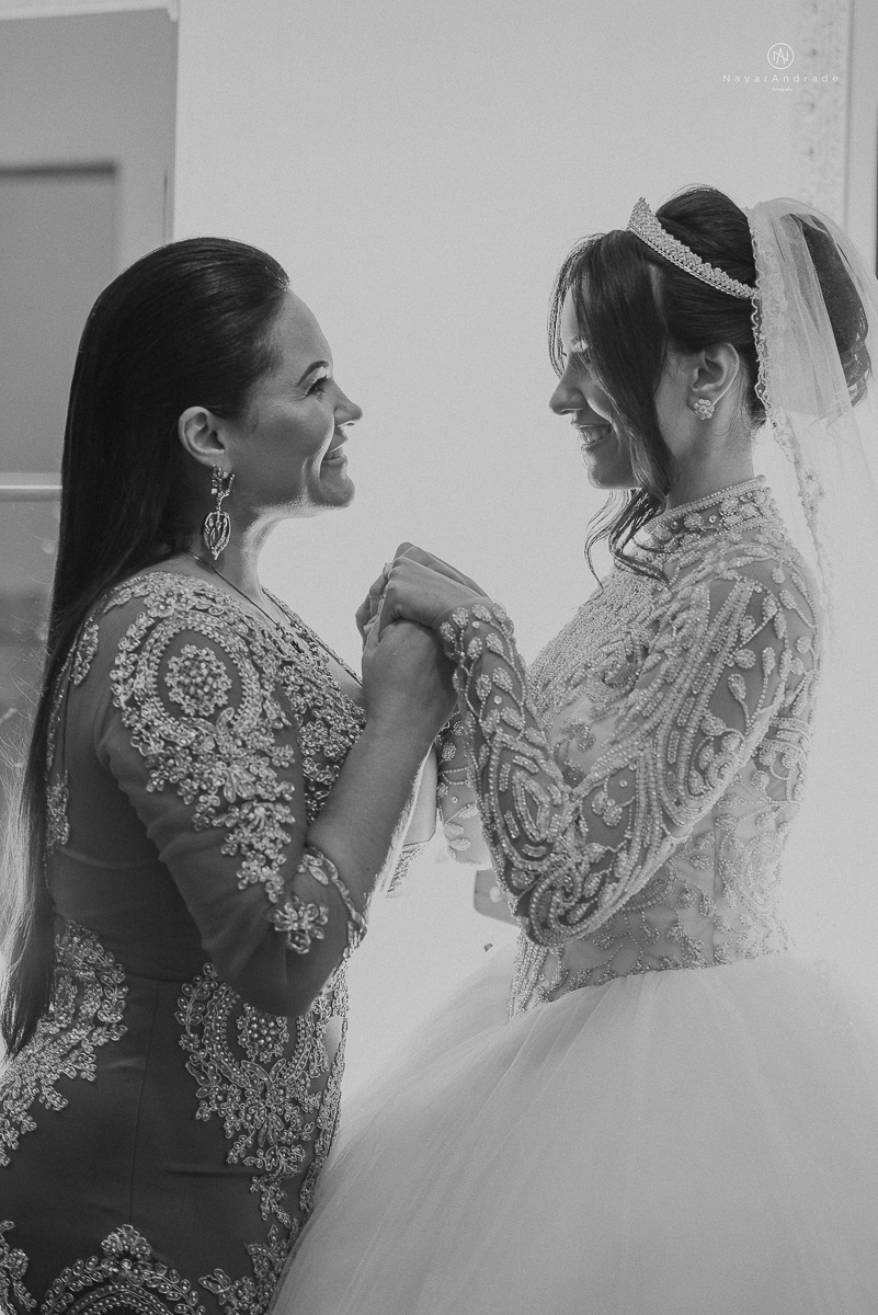 foto da noiva se arrumando no making of de casamento no castelo