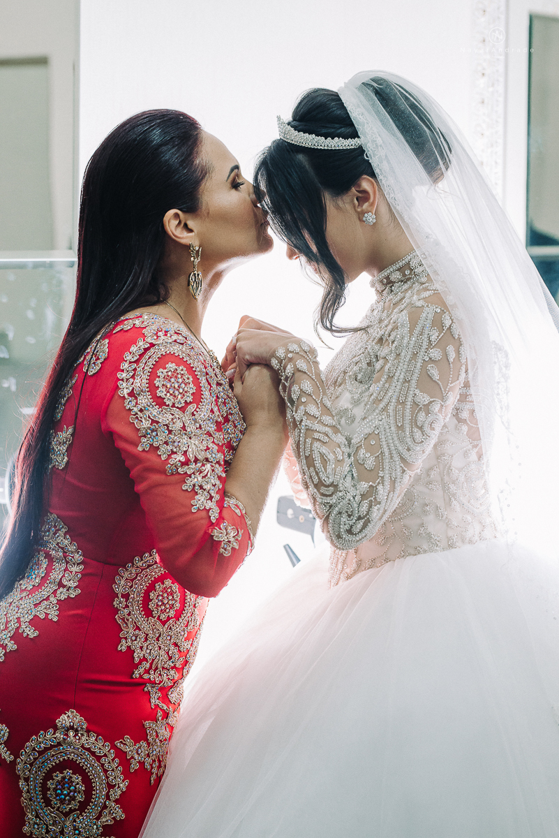 foto da noiva se arrumando no making of de casamento no castelo