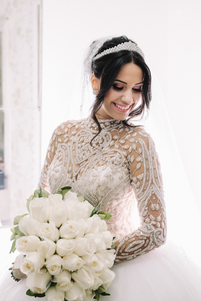 foto da noiva se arrumando no making of de casamento no castelo