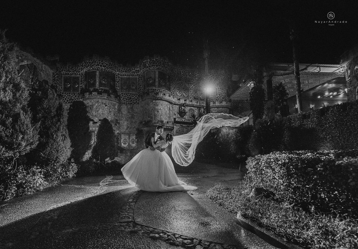 casamento feito em um castelo noiva com vestido de princesa e noivo com terno azul, fotos posadas externas no castelo com chuva fotografia nayara andrade