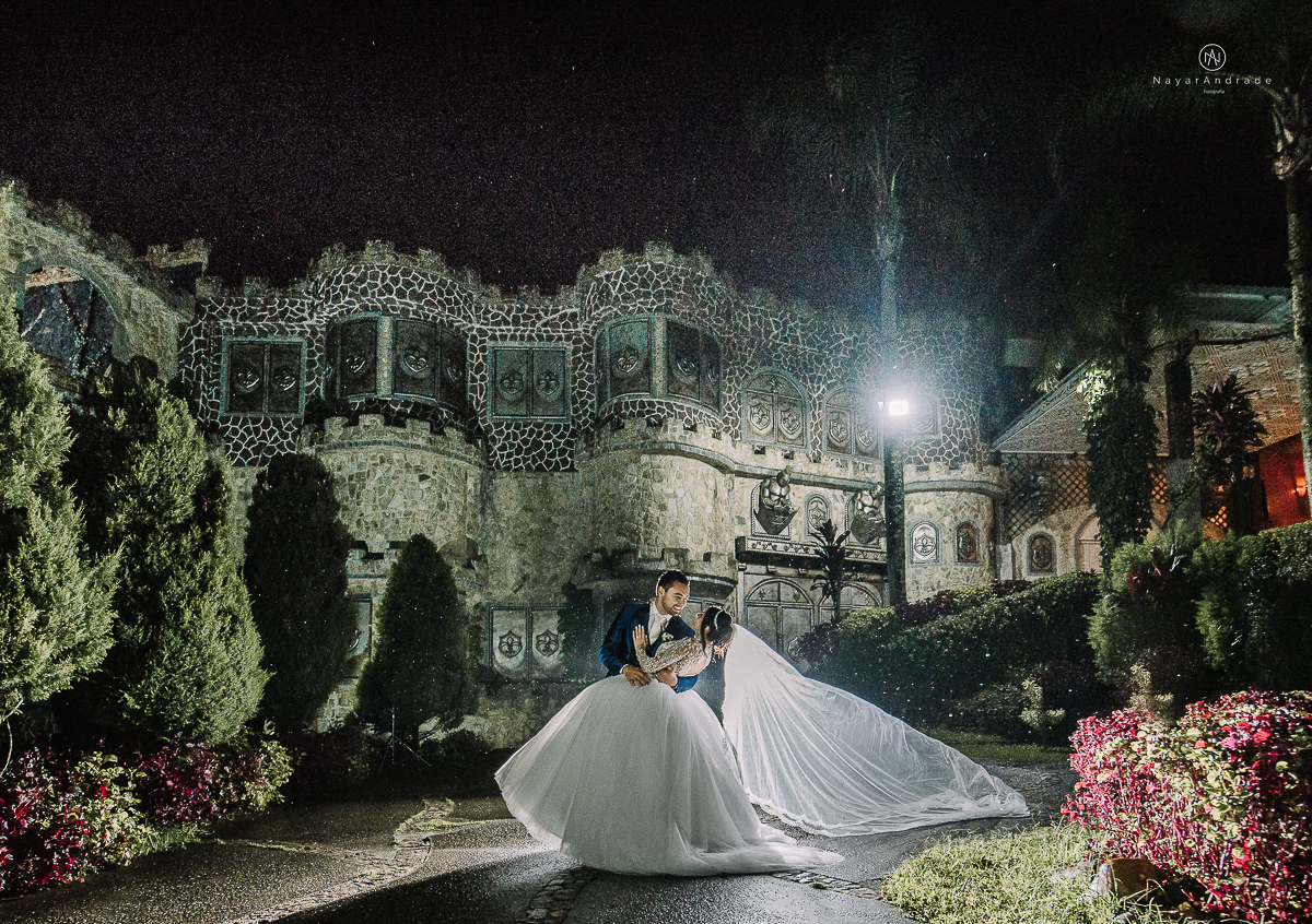casamento feito em um castelo noiva com vestido de princesa e noivo com terno azul, fotos posadas externas no castelo com chuva fotografia nayara andrade