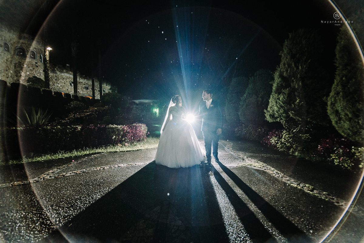 casamento feito em um castelo noiva com vestido de princesa e noivo com terno azul, fotos posadas externas no castelo com chuva fotografia nayara andrade