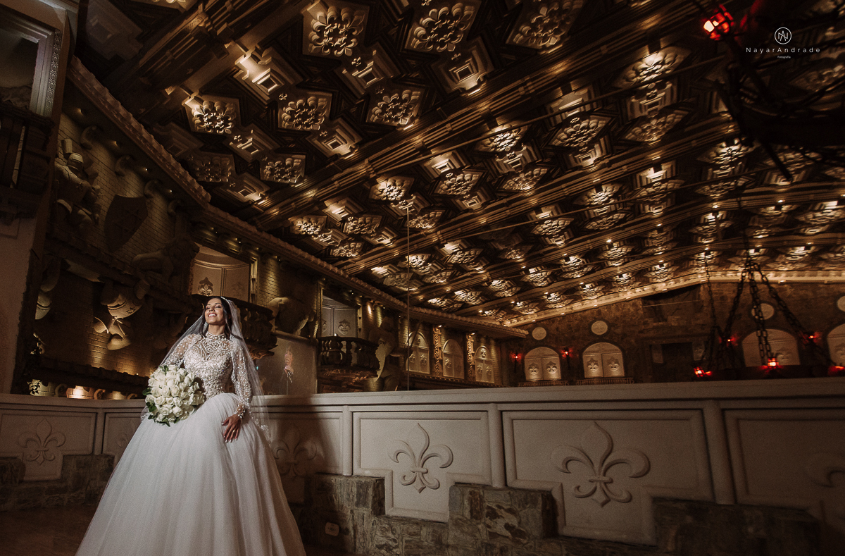 casamento feito em um castelo noiva com vestido de princesa e noivo com terno azul, fotos posadas externas no castelo com chuva fotografia nayara andrade