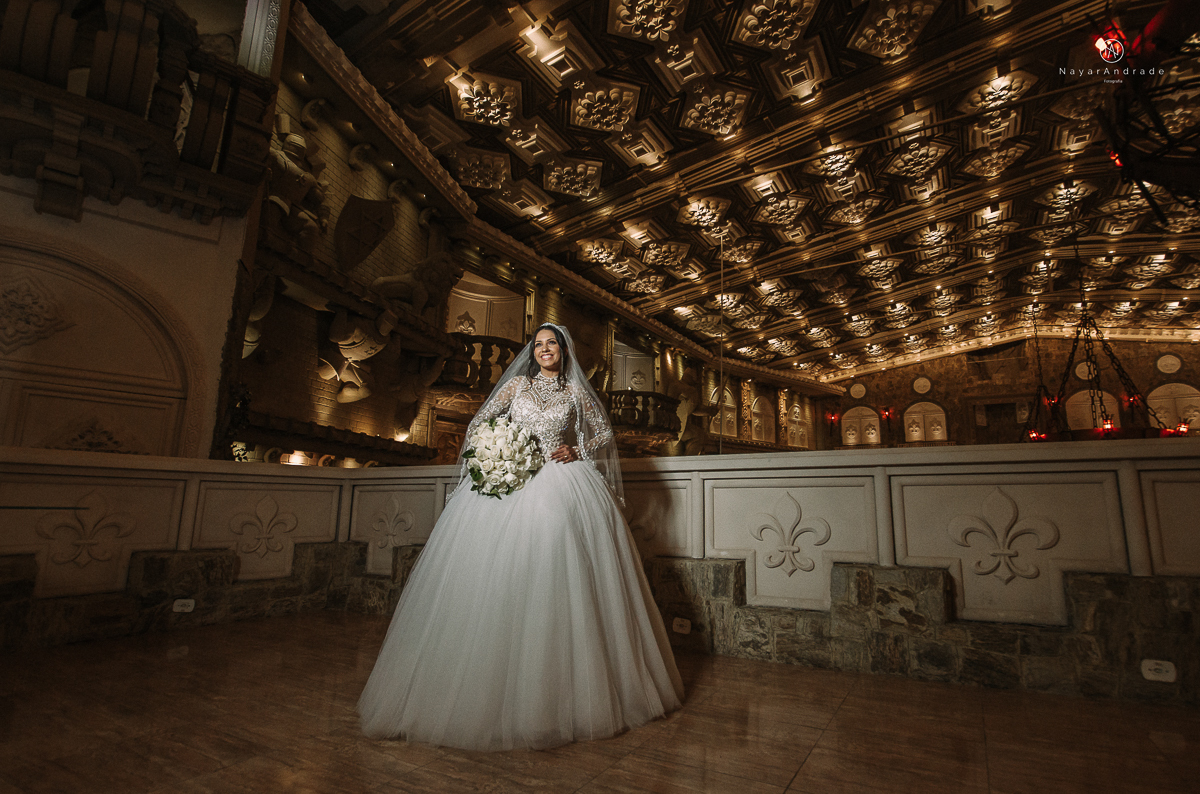 casamento feito em um castelo noiva com vestido de princesa e noivo com terno azul, fotos posadas externas no castelo com chuva fotografia nayara andrade