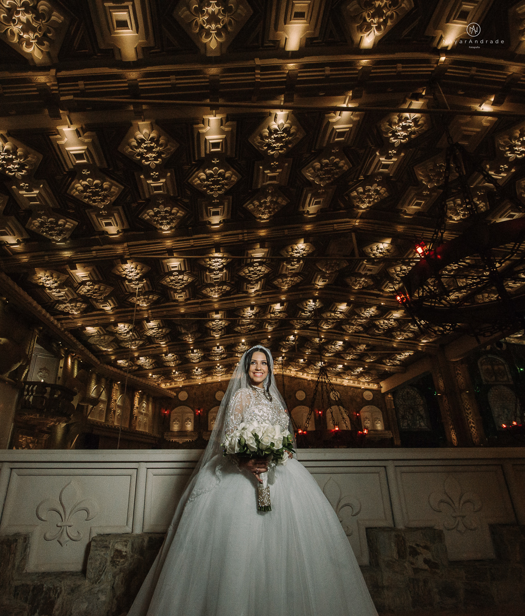 casamento feito em um castelo noiva com vestido de princesa e noivo com terno azul, fotos posadas externas no castelo com chuva fotografia nayara andrade
