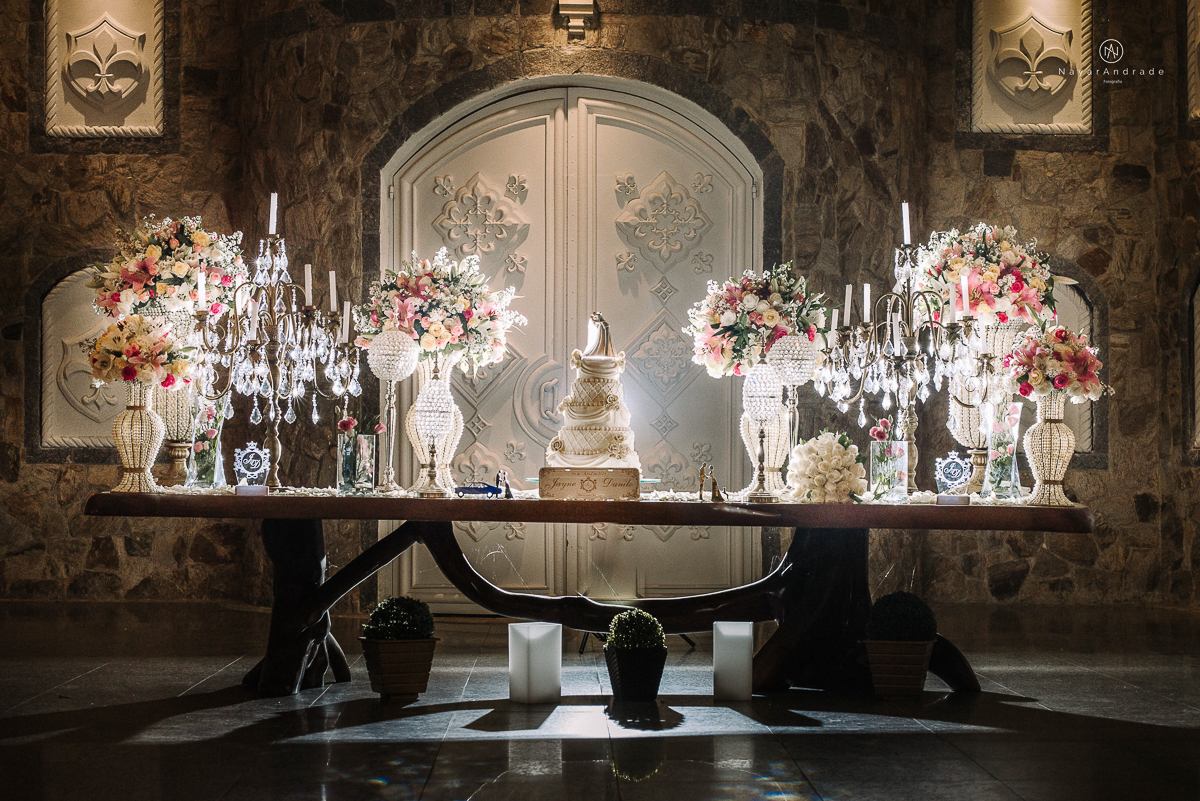 casamento feito em um castelo noiva com vestido de princesa e noivo com terno azul, fotos posadas externas no castelo com chuva fotografia nayara andrade