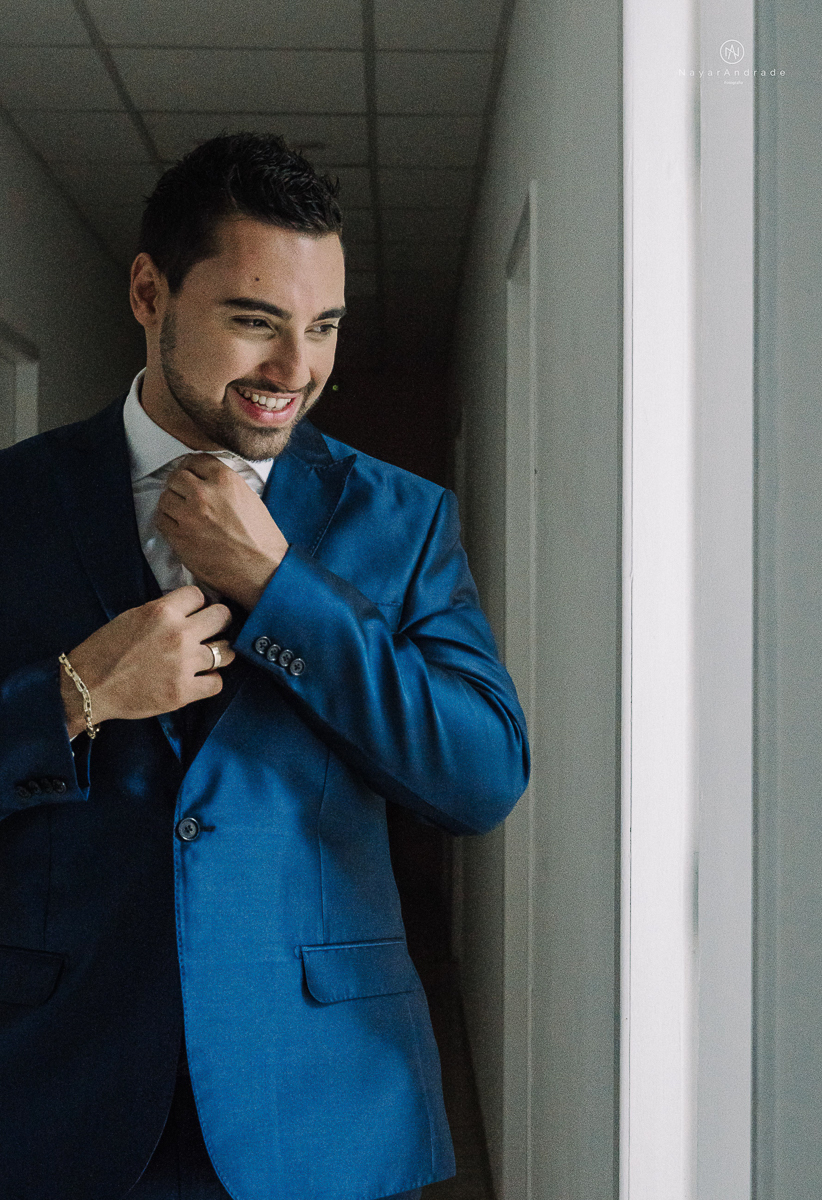 foto da noiva se arrumando no making of de casamento no castelo