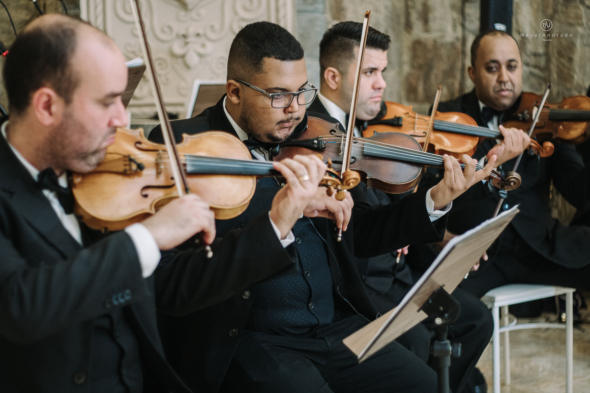 foto da noiva se arrumando no making of de casamento no castelo