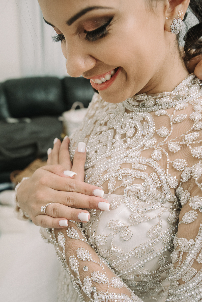 foto da noiva se arrumando no making of de casamento no castelo