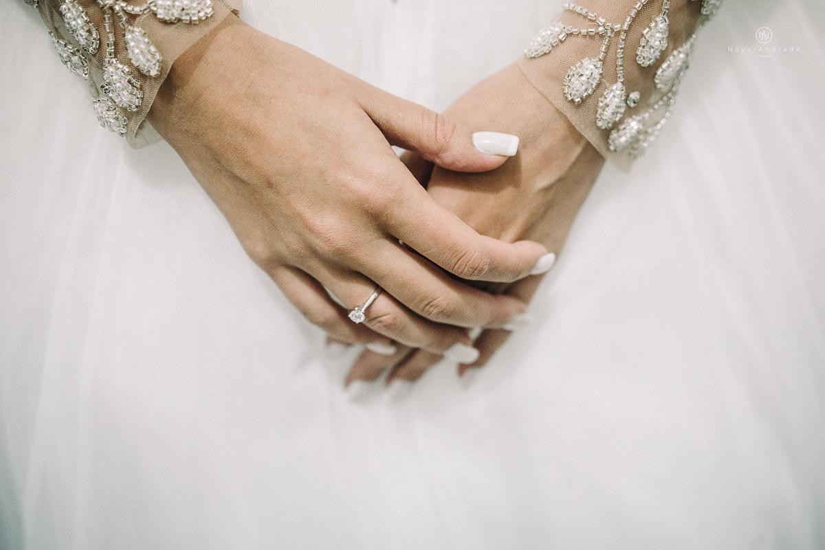 foto da noiva se arrumando no making of de casamento no castelo