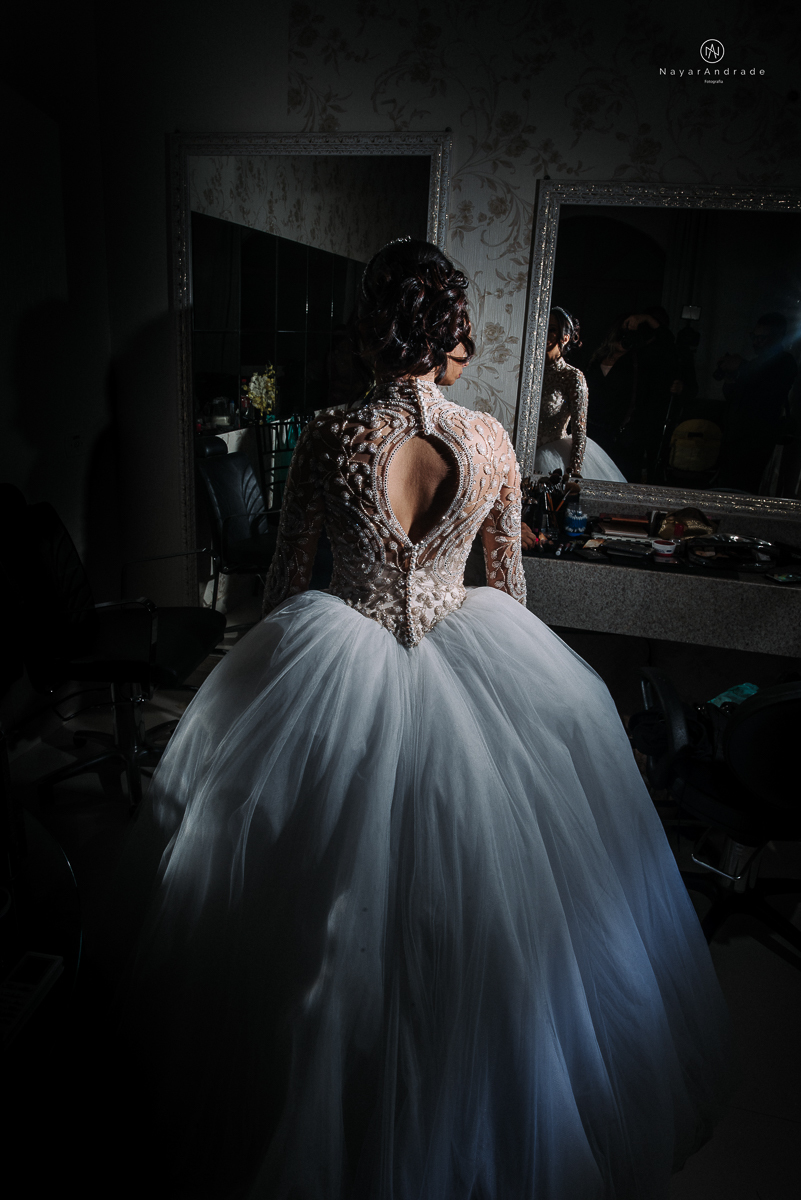 foto da noiva se arrumando no making of de casamento no castelo