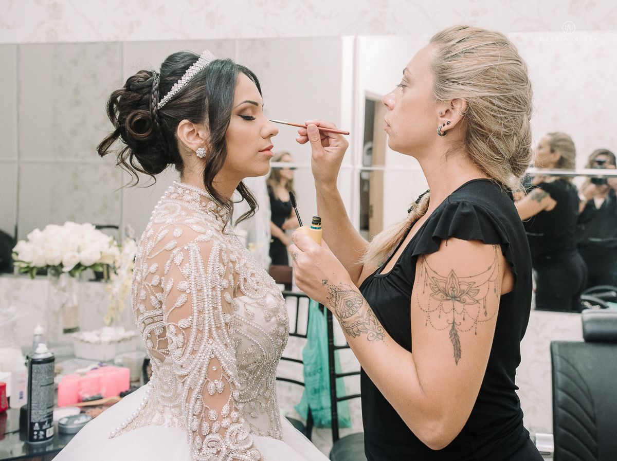 foto da noiva se arrumando no making of de casamento no castelo