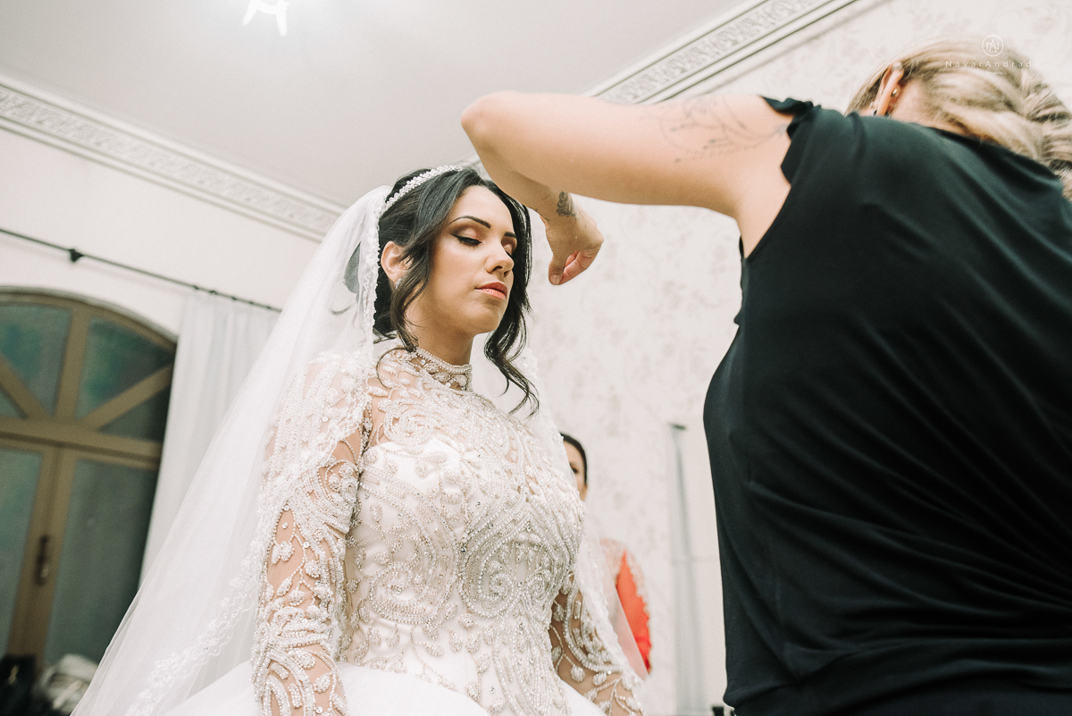 foto da noiva se arrumando no making of de casamento no castelo