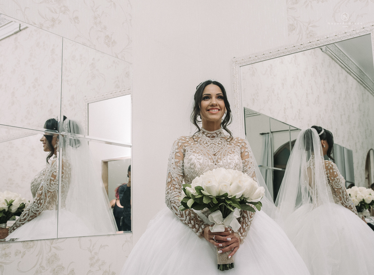 foto da noiva se arrumando no making of de casamento no castelo