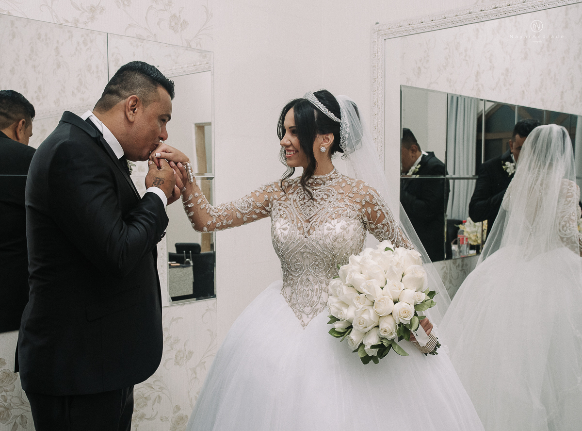 foto da noiva se arrumando no making of de casamento no castelo