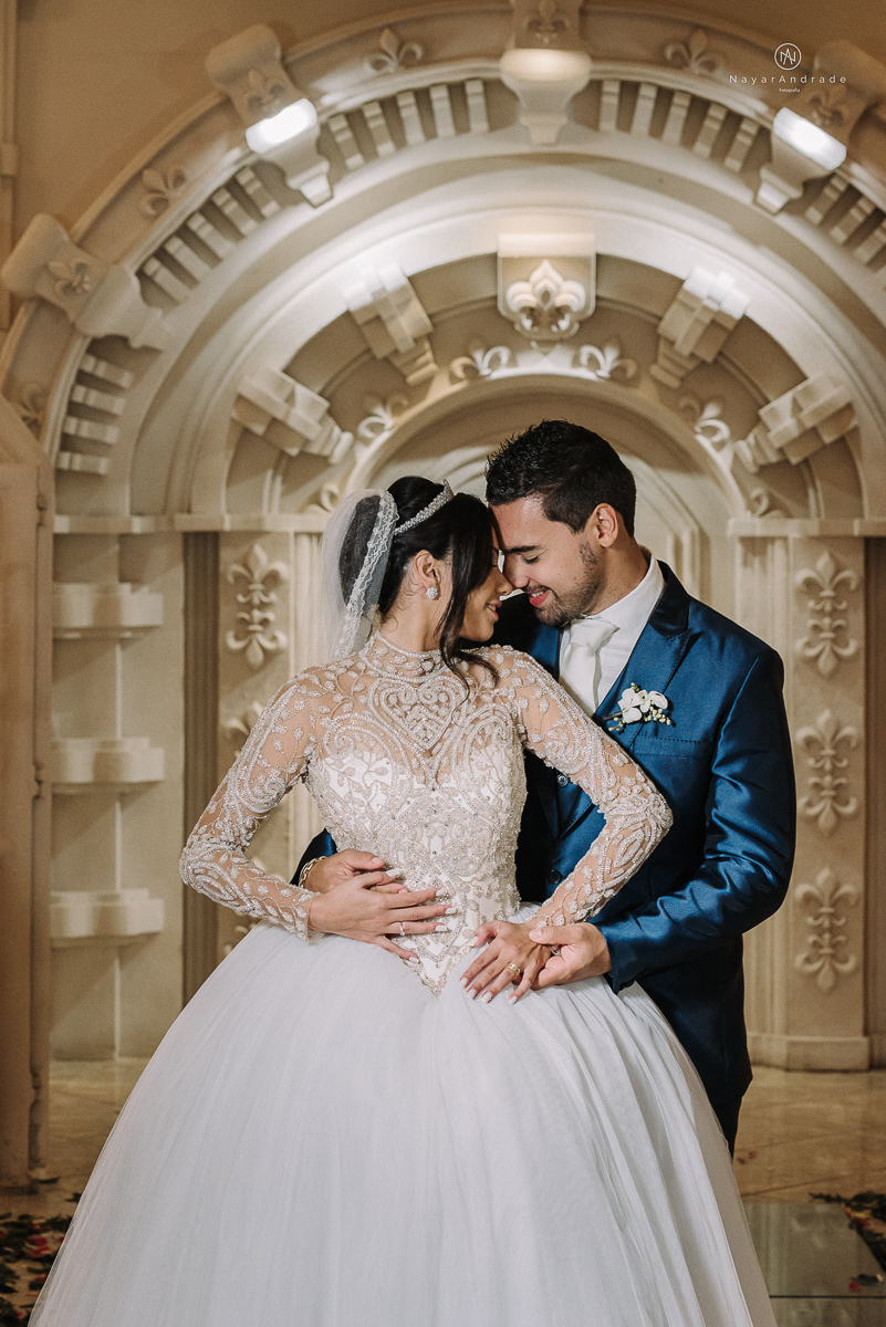 casamento feito em um castelo noiva com vestido de princesa e noivo com terno azul, fotos posadas externas no castelo com chuva fotografia nayara andrade