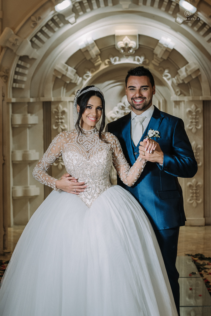 casamento feito em um castelo noiva com vestido de princesa e noivo com terno azul, fotos posadas externas no castelo com chuva fotografia nayara andrade