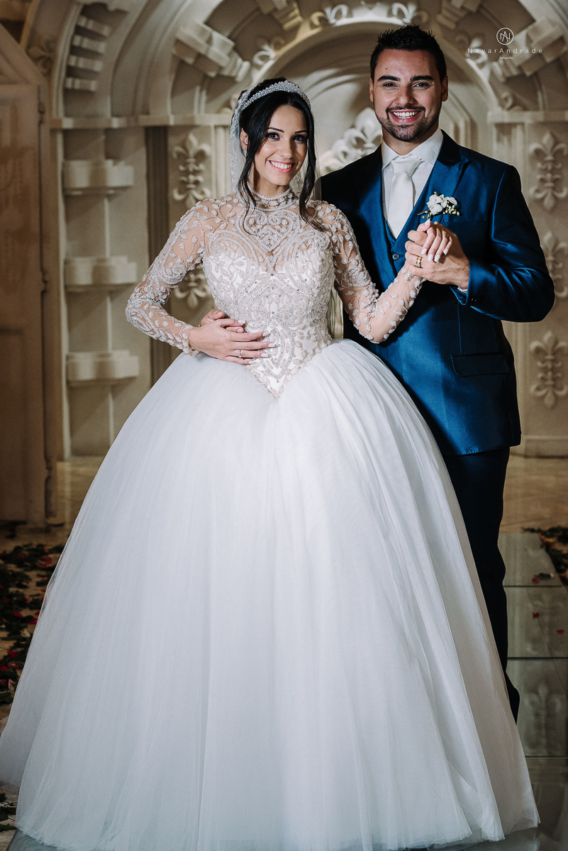 casamento feito em um castelo noiva com vestido de princesa e noivo com terno azul, fotos posadas externas no castelo com chuva fotografia nayara andrade
