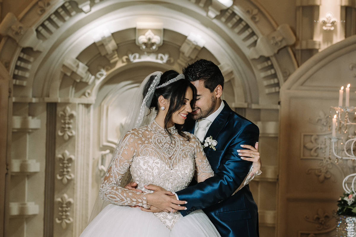 casamento feito em um castelo noiva com vestido de princesa e noivo com terno azul, fotos posadas externas no castelo com chuva fotografia nayara andrade