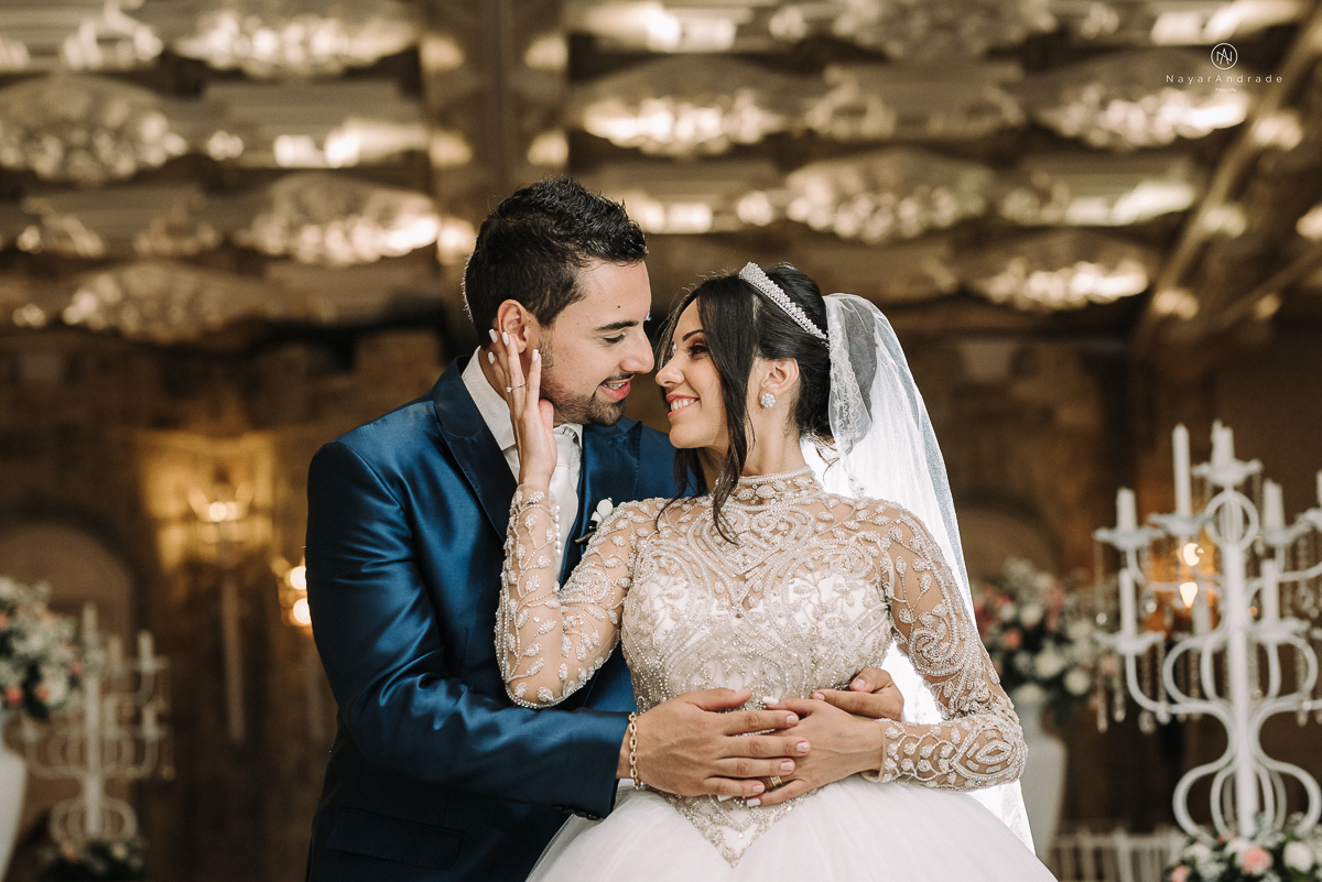 casamento feito em um castelo noiva com vestido de princesa e noivo com terno azul, fotos posadas externas no castelo com chuva fotografia nayara andrade