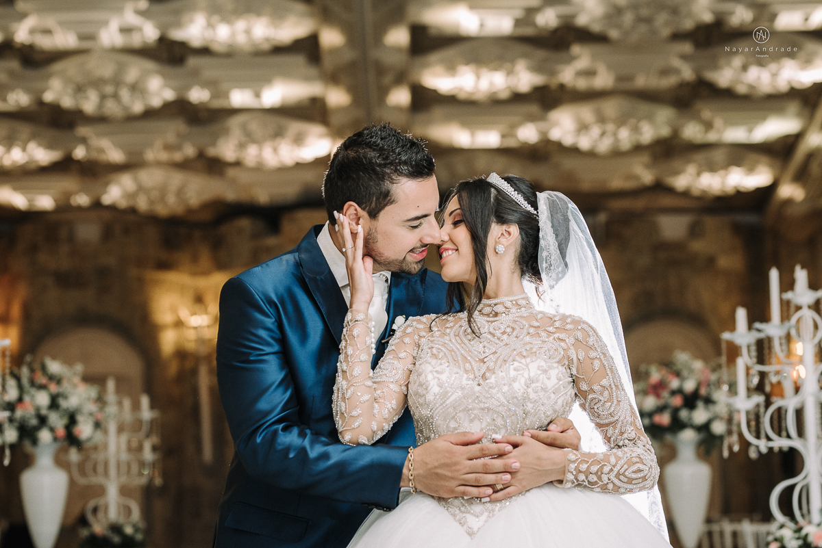 casamento feito em um castelo noiva com vestido de princesa e noivo com terno azul, fotos posadas externas no castelo com chuva fotografia nayara andrade