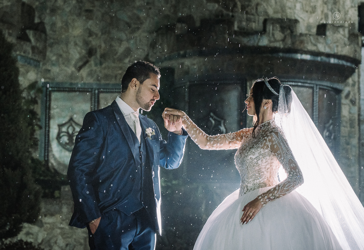 casamento feito em um castelo noiva com vestido de princesa e noivo com terno azul, fotos posadas externas no castelo com chuva fotografia nayara andrade