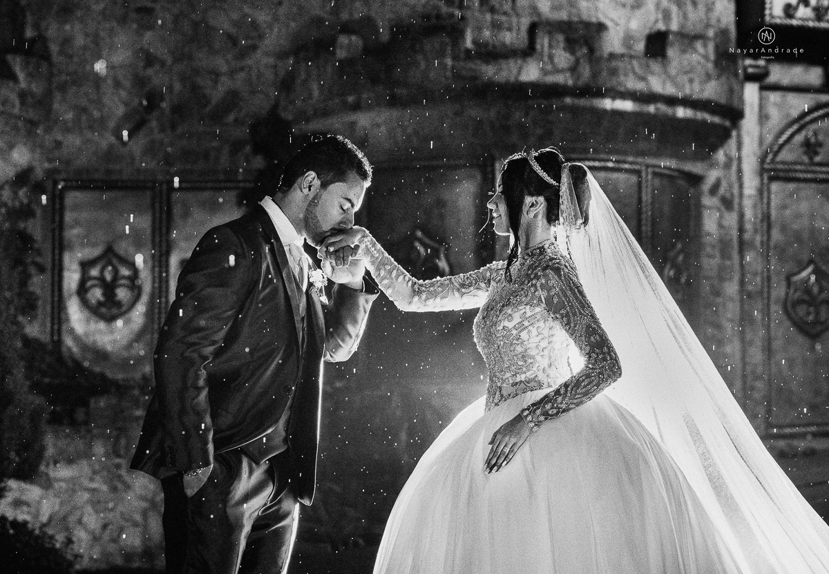 casamento feito em um castelo noiva com vestido de princesa e noivo com terno azul, fotos posadas externas no castelo com chuva fotografia nayara andrade