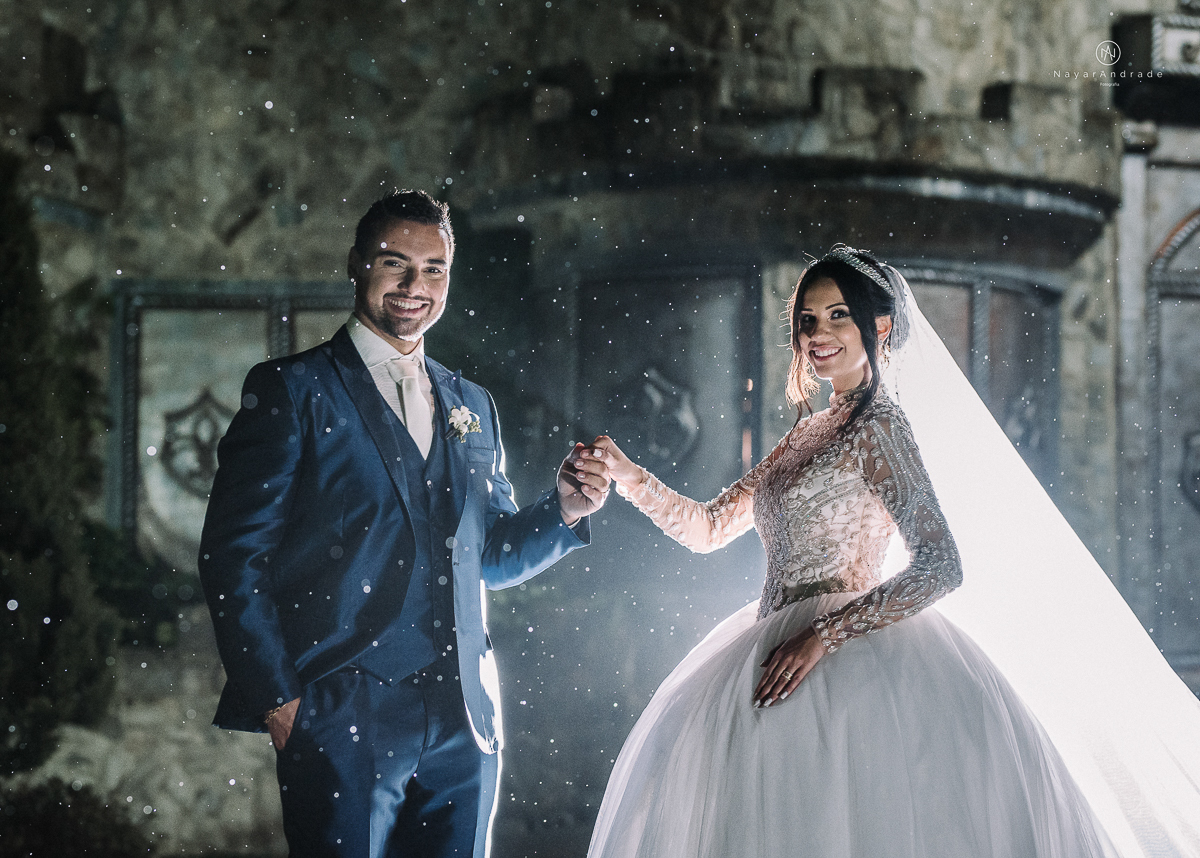 casamento feito em um castelo noiva com vestido de princesa e noivo com terno azul, fotos posadas externas no castelo com chuva fotografia nayara andrade
