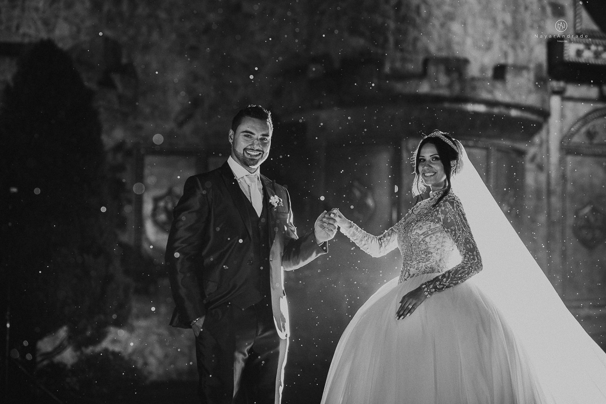 casamento feito em um castelo noiva com vestido de princesa e noivo com terno azul, fotos posadas externas no castelo com chuva fotografia nayara andrade