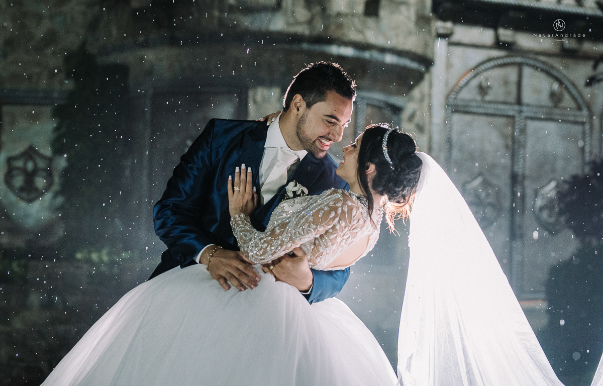 casamento feito em um castelo noiva com vestido de princesa e noivo com terno azul, fotos posadas externas no castelo com chuva fotografia nayara andrade