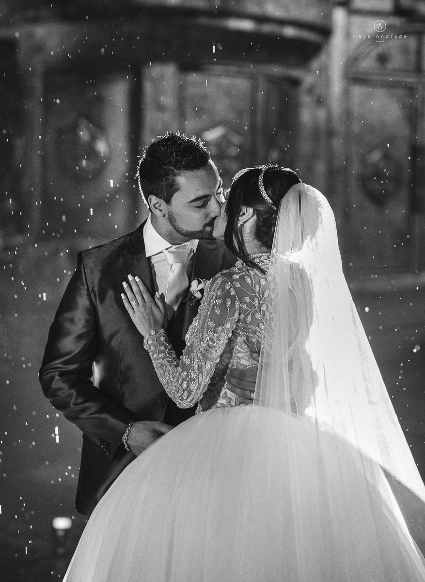 casamento feito em um castelo noiva com vestido de princesa e noivo com terno azul, fotos posadas externas no castelo com chuva fotografia nayara andrade