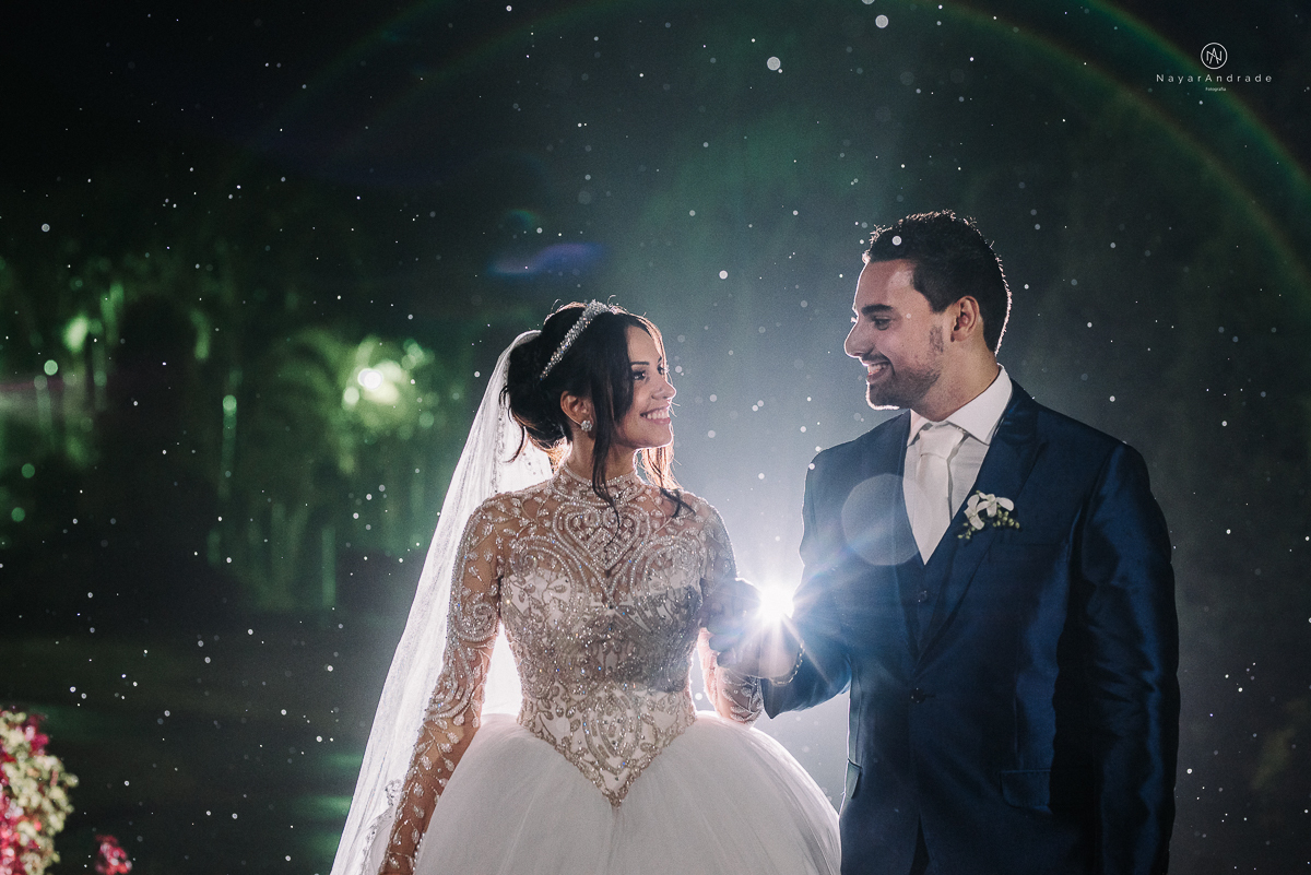 casamento feito em um castelo noiva com vestido de princesa e noivo com terno azul, fotos posadas externas no castelo com chuva fotografia nayara andrade